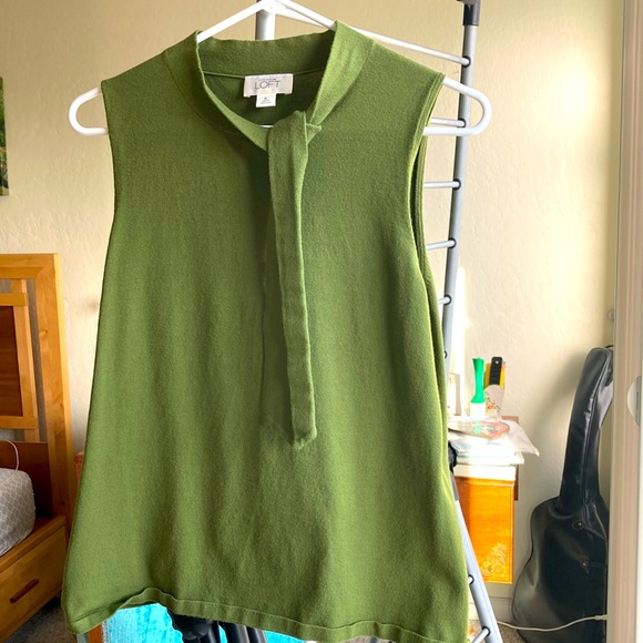 Anne Taylor Loft sleeveless Top. Mock neck with tie. Green. Size XL. GUC - Picture 2 of 4